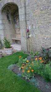 Bolsover flowers niche pots